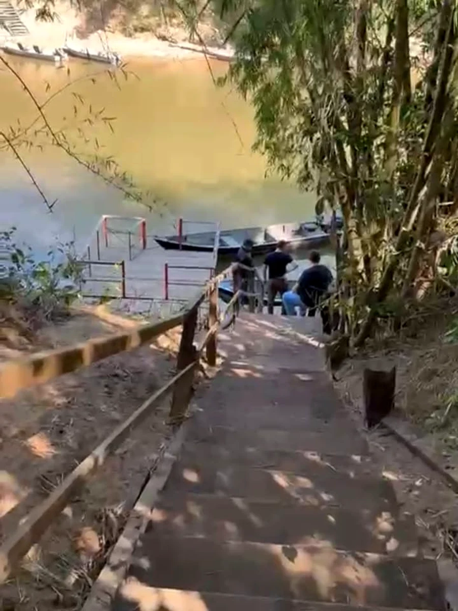 Caminho de acesso aos decks do Rio Miranda