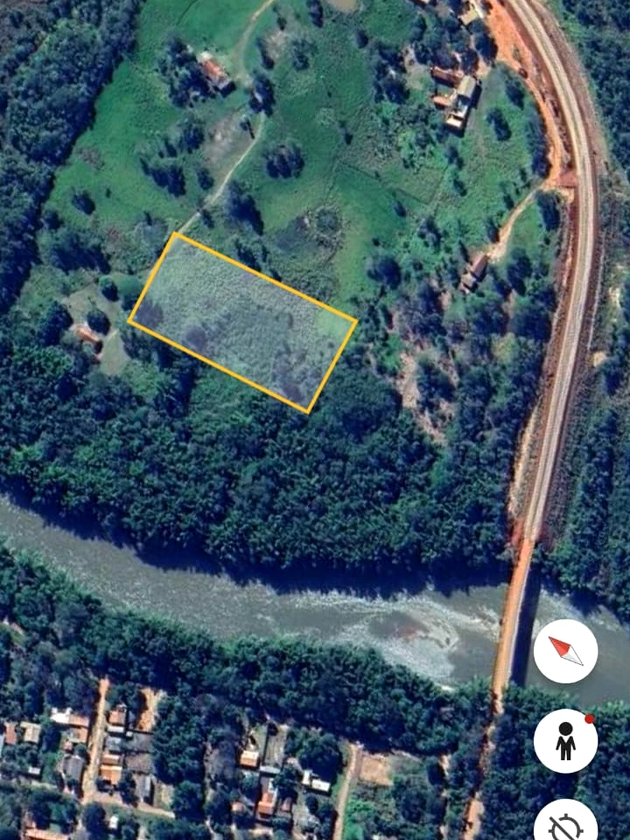 Vista aérea indicando a área do Pira Kuá junto ao Rio Miranda e à ponte