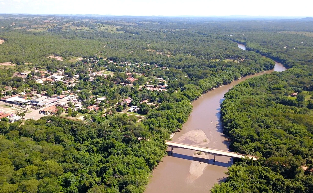 Vista aérea da Ponte de Águas do Miranda e do Rio Miranda