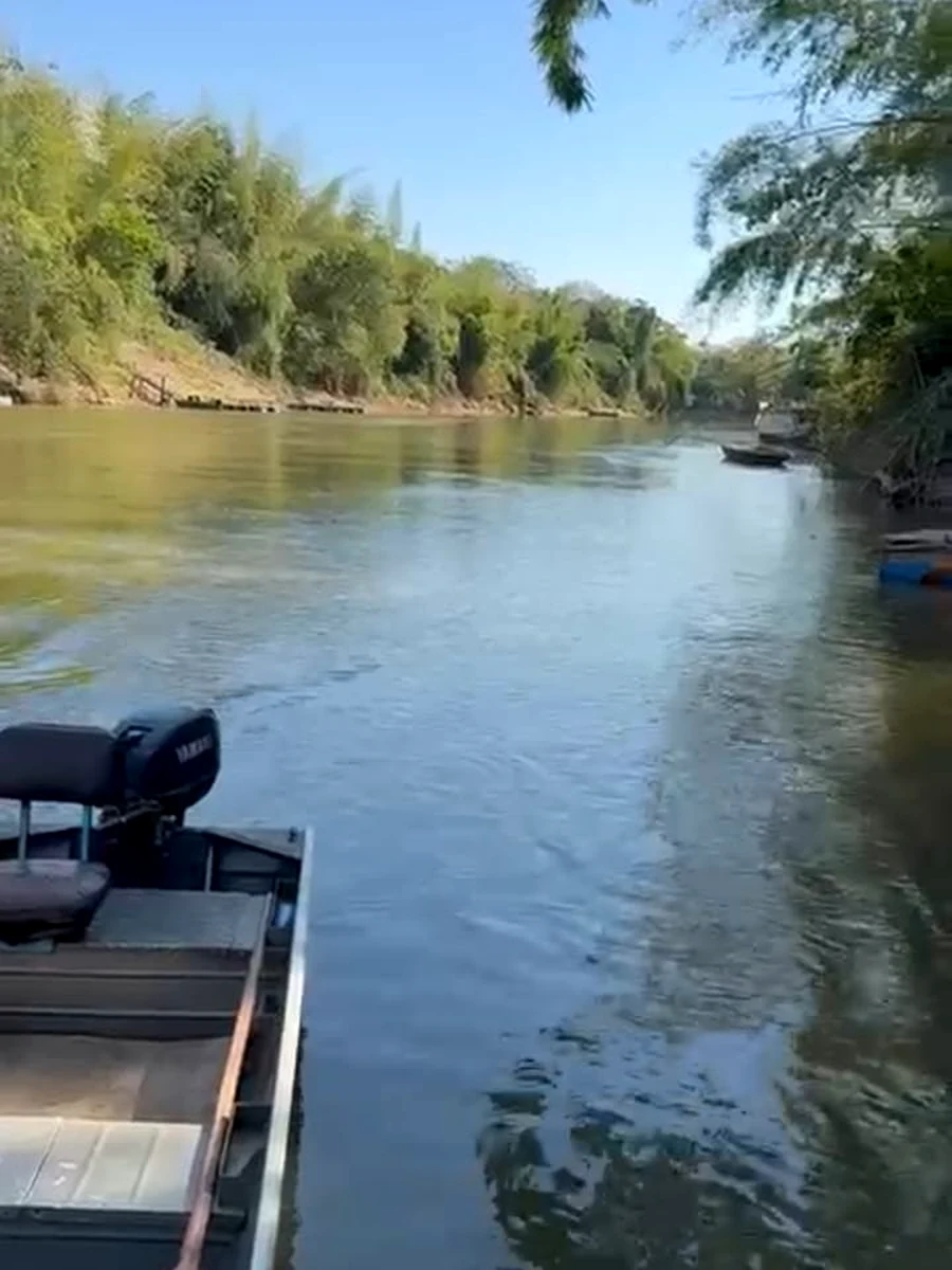 Barco no Rio Miranda próximo ao loteamento